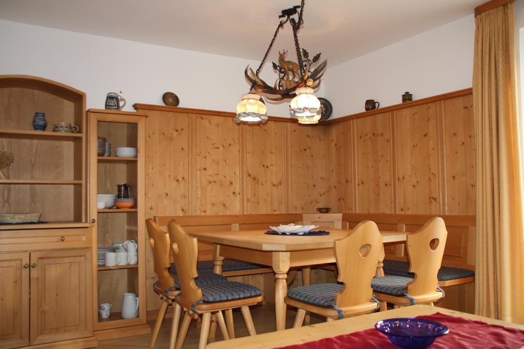 Gaestehaus U Ferienwohnungen Veronika Incl Fruehstuecksbuffet Und Koenigscard Mit 200 Kostenlosen Attraktionen Unterammergau Chambre photo