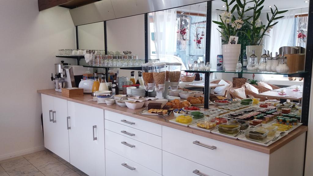 Gaestehaus U Ferienwohnungen Veronika Incl Fruehstuecksbuffet Und Koenigscard Mit 200 Kostenlosen Attraktionen Unterammergau Extérieur photo